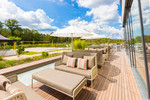 LOUNGEmöbel für das Sundeck an der Wasserfläche in PERCUMAs Garten